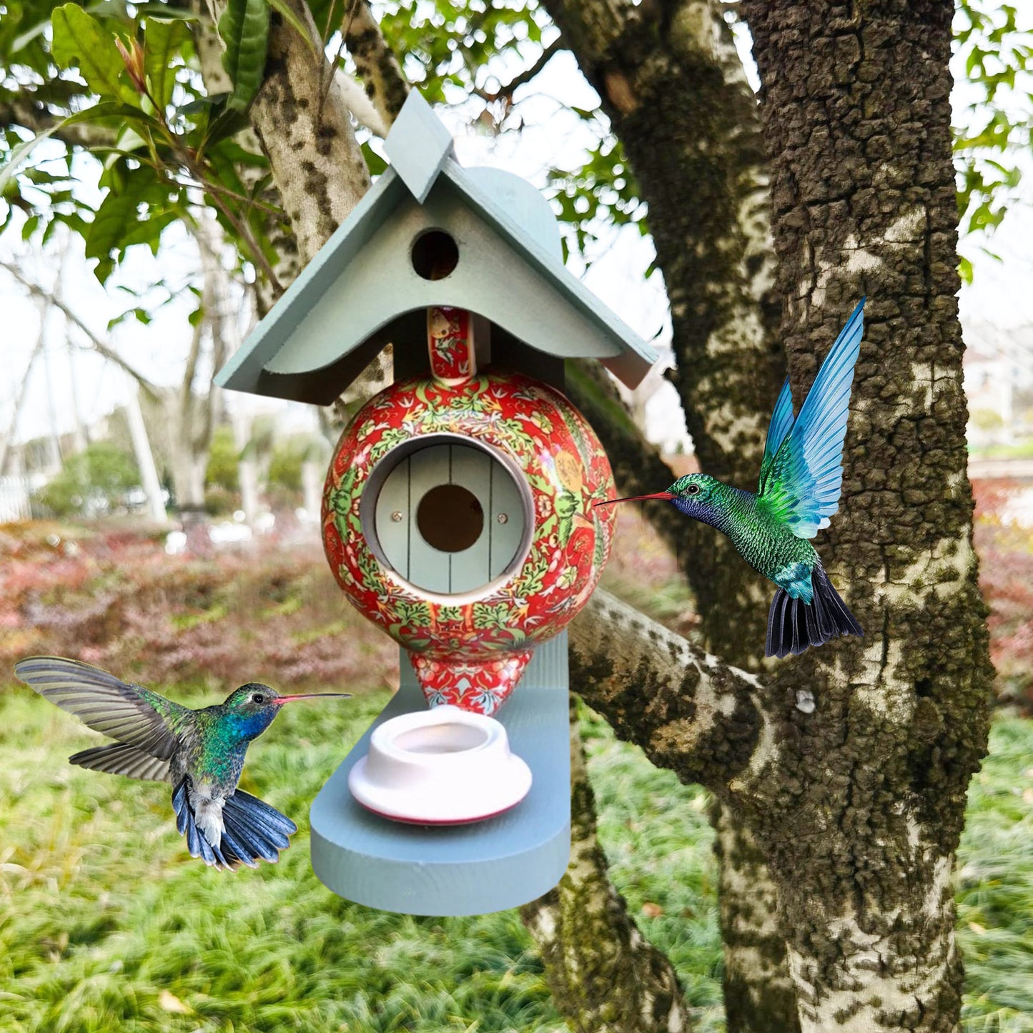 William Morris Blaues Teekannen-Vogelhaus und Futterautomat./William Morris Blue Teapot Bird House And Feeder