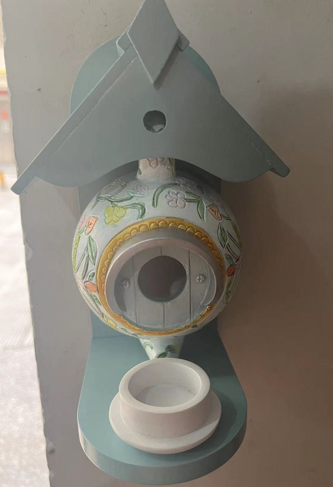 William Morris Blaues Teekannen-Vogelhaus und Futterautomat./William Morris Blue Teapot Bird House And Feeder